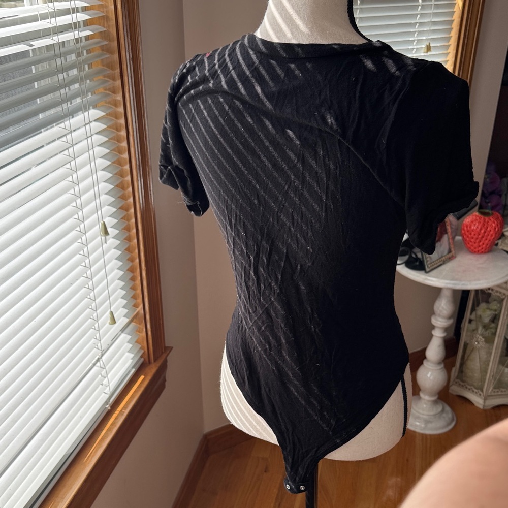 Fashion Nova‎ Black Deep V Short Sleeve Bodysuit - Picture 4 of 5